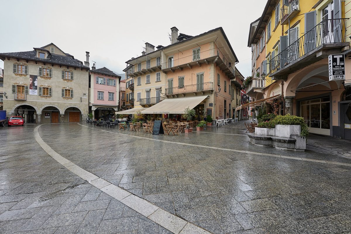 Centro storico e Piazza Mercato, escursione da Domodossola